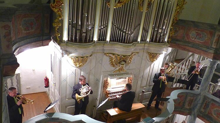 Zum Abschluss gesellte sich "Culma Brass" (von links Norbert Lodes, Leszek Waskowski, Harald Streit, Joel Zimmermann und Wolfgang Kleinlein) auf die Empore zu Organist Thomas Grünke. Foto: Dieter Hübner
