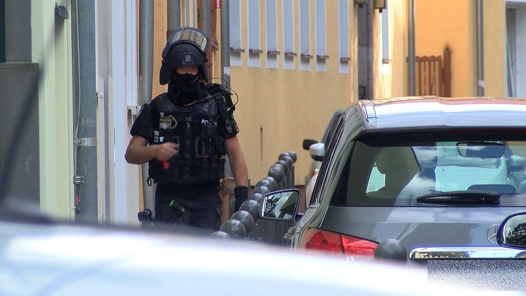 SEK Einsatz - Mann droht mit angeblicher Waffe