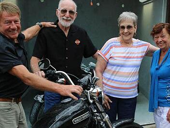 Harley-Fan Günter Czusna mit seinem Freund Michael Walsh, dessen Frau Janice und Ursula Czusna Foto: Barbara Herbst