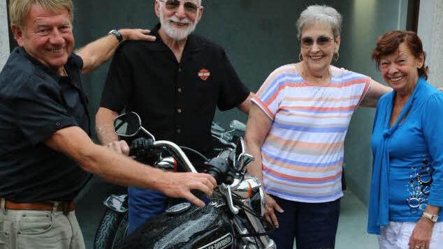 Harley-Fan Günter Czusna mit seinem Freund Michael Walsh, dessen Frau Janice und Ursula Czusna Foto: Barbara Herbst
