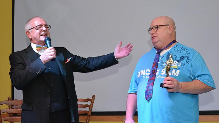 Natürlich wurde auch der Oskar verliehen: "And the winner is: Ortssprecher Klaus Schebler" (links: Thomas Reuß, rechts: Klaus Schebler). Foto: Björn Hein