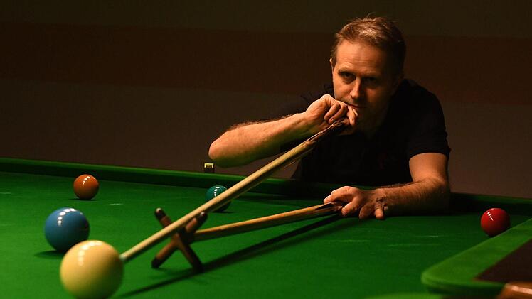 Auf dem großen Tisch brauchen die Snookerspieler häufig die Brücke, wie hier TSV-Abteilungsleiter Peter Hoch.  Foto: Ronald Rinklef