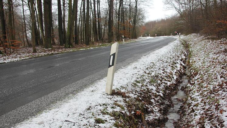 Die ramponierte Straße über den Landsbach wird in diesem Jahr zwischen Ebern und der Abzweigung nach Losbergsgereuth vom Landkreis komplett ausgebaut. Dazu wird auch die dort bestehende  Kuppe abgesenkt.Ralf Kestel