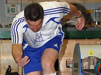 Jürgen Bieberbach bereitet sich derzeit gemeinsam mit seinem Team auf die in drei Wochen beginnende Erstliga-Saison vor. Der Kapitän des PSV Franken Neustadt spricht von einer Herkulesaufgabe. Foto: CT-Archiv