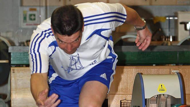 Jürgen Bieberbach bereitet sich derzeit gemeinsam mit seinem Team auf die in drei Wochen beginnende Erstliga-Saison vor. Der Kapitän des PSV Franken Neustadt spricht von einer Herkulesaufgabe. Foto: CT-Archiv