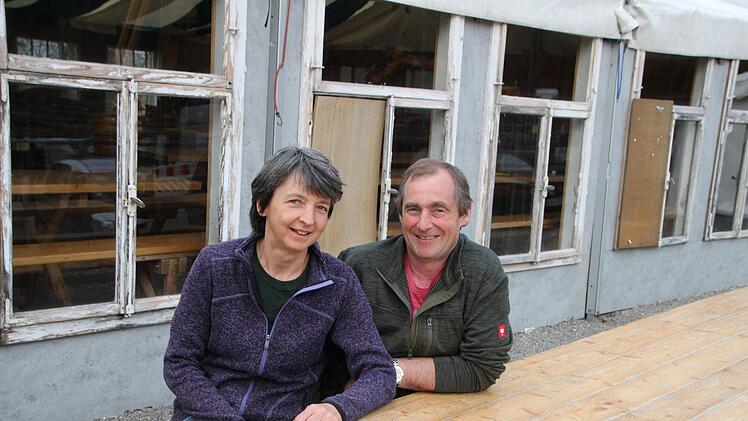 Siglinde und Bernhard Oßner sind die neuen Pächter des Berghauses. Bis es steht, bewirten sie Wanderer im Festzelt. Ulrike Müller