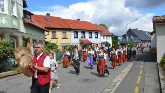 In einem Festzug marschieren Leuchsentaler Blasmusik und Schützengesellschaft durch den Ort.  Foto: Thomas Micheel