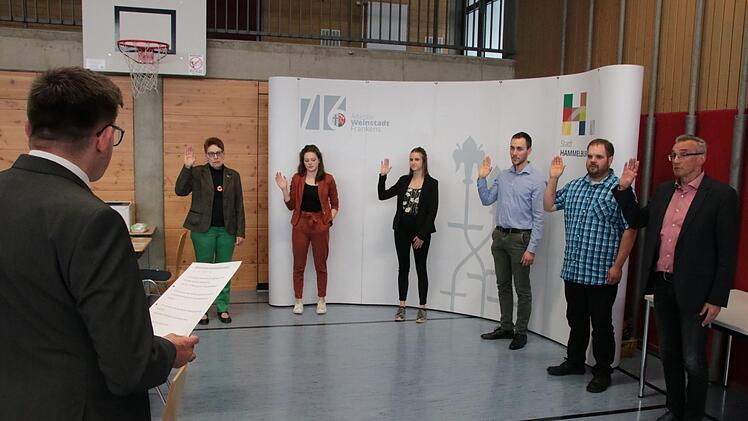 Warmuth (von links) vereidigte die neuen Stadträte Monika Horcher (Grüne), Emma Bindrum (Gen Z), Maria Pfaff (Junge Liste), Yannick Pfriem (Freie Wählerschaft), Tobias Knüttel (CSU) und Reinhard Schaupp (CBB). Foto: Ralf Ruppert