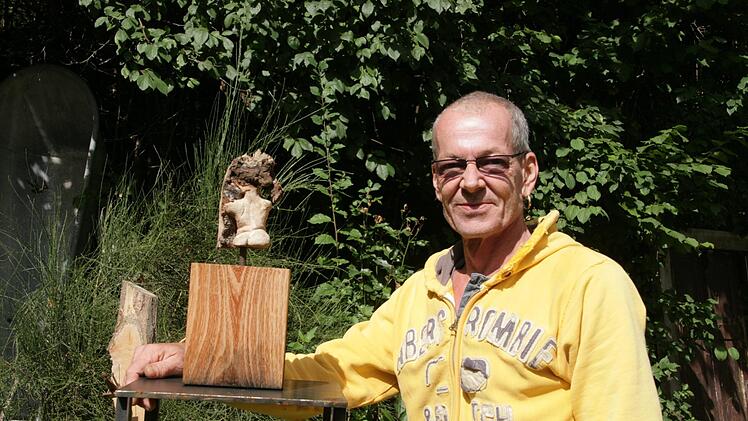 Künstler Thomas Binz mit einem seiner Holzwerke.