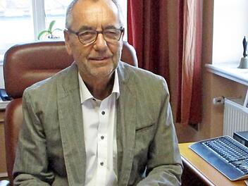 Bürgermeister Jürgen Kohmann beim Unterschreiben der Briefe an die Auszubildenden des Jahres 2020. Foto: Michael Böhm