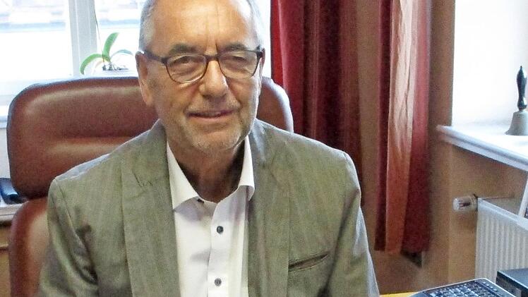 Bürgermeister Jürgen Kohmann beim Unterschreiben der Briefe an die Auszubildenden des Jahres 2020. Foto: Michael Böhm