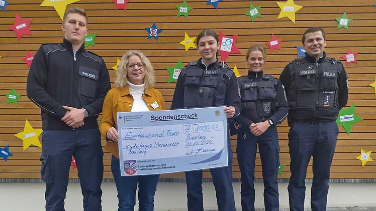 Bei der Spendenübergabe an das Kinder- und Jugendhospiz Sternenzelt Bamberg (von links): PMA Dobrzanski (BA 22 II), F. Osswald (Kinder- und Jugendhospiz Sternenzelt Bamberg), PKAin Hintz (81. SJ) PMAin Flechsler (BA 23 I) und PHK Thomas Eichinger ...