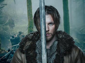 Der Drachent&ouml;ter Siegfried (Jannis Niew&ouml;hner) sorgt mit seiner Ankunft f&uuml;r Aufruhr im K&ouml;nigreich Burgund.