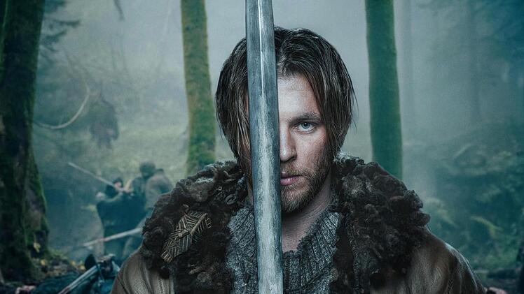 Der Drachent&ouml;ter Siegfried (Jannis Niew&ouml;hner) sorgt mit seiner Ankunft f&uuml;r Aufruhr im K&ouml;nigreich Burgund.