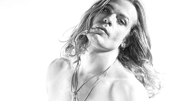 Der charmanteste Blutsauger der Fernsehgeschichte greift zum Mikro: In Staffel 3 von "Interview with the Vampire" ist Lestat Leads&auml;nger einer Band - und weckt mit seinem Gesang eine uralte Macht. Hauptdarsteller Sam Reid singt alle Songs selbst.