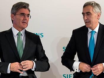 Der neue Siemens-Chef Joe Kaeser (links) und sein Vorgänger Peter Löscher Foto: Peter Kneffel/dpa