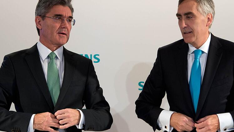 Der neue Siemens-Chef Joe Kaeser (links) und sein Vorgänger Peter Löscher Foto: Peter Kneffel/dpa