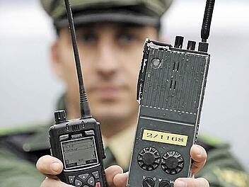 Kleiner und leistungsstärker sind die neuen Funkgeräte (links, rechts ein altes Modell) Foto: dpa