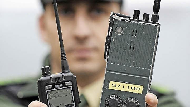Kleiner und leistungsstärker sind die neuen Funkgeräte (links, rechts ein altes Modell) Foto: dpa