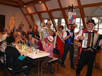 Für beste Stimmung beim Seniorenfasching in Eltmann sorgten Lorenz Dümpert als Musikus und die Akteure, die zünftig in den Saal gespielt wurden. Foto: Sabine Weinbeer