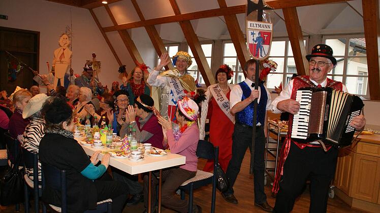 Für beste Stimmung beim Seniorenfasching in Eltmann sorgten Lorenz Dümpert als Musikus und die Akteure, die zünftig in den Saal gespielt wurden. Foto: Sabine Weinbeer