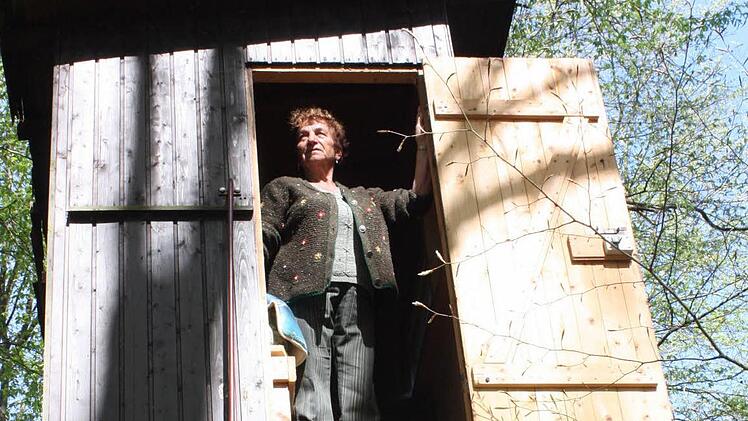 Auf den Hochsitz geht Irmgard Heinrich nicht nur zum Schießen. Sie genießt dort oben auch einfach die Natur. Fotos: Robert Huger