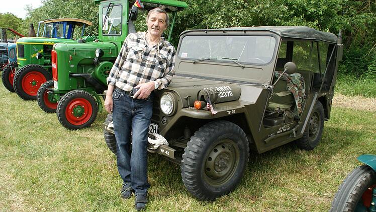 Bruno Keller aus dem Lippe-Westfalen-Kreis war begeistert von der Oldtimer-Schau in Limbach, traf er doch auf sein ehemaliges Dienstfahrzeug. In den 1960er Jahren war er Mechaniker bei der US-Army. Foto: Sabine Weinbeer