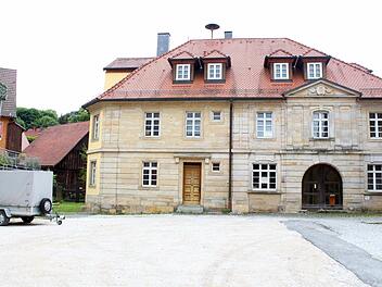Für die Sanierung des Platzes vor dem Alten Rathaus hat die Gemeinde Thurnau 60000 Euro in den Haushalt eingestellt. Foto: Jochen Nützel