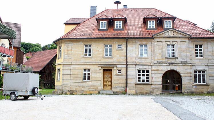 Für die Sanierung des Platzes vor dem Alten Rathaus hat die Gemeinde Thurnau 60000 Euro in den Haushalt eingestellt. Foto: Jochen Nützel