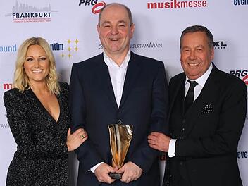 Sängerin Helene Fischer höchstpersönlich überreichte Dieter Semmelmann (Mitte) den Preis als bester Veranstalter des Jahres. Rechts im Bild: Laudator Roland Kaiser. Foto: Live Entertainment Award Committee