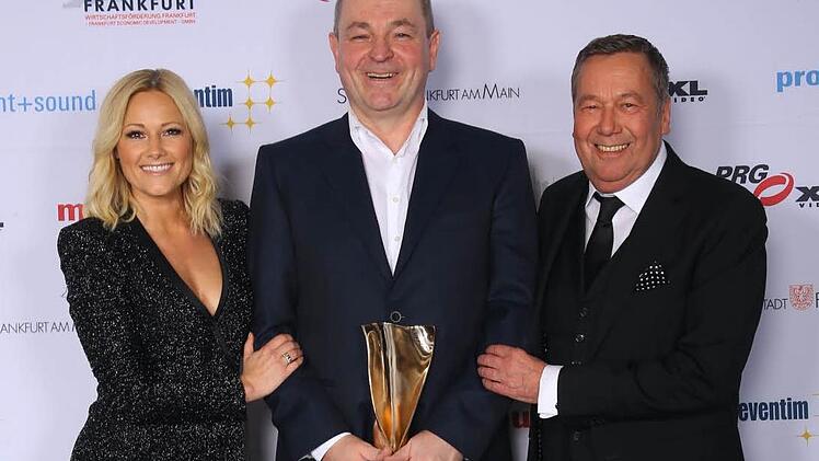 Sängerin Helene Fischer höchstpersönlich überreichte Dieter Semmelmann (Mitte) den Preis als bester Veranstalter des Jahres. Rechts im Bild: Laudator Roland Kaiser. Foto: Live Entertainment Award Committee