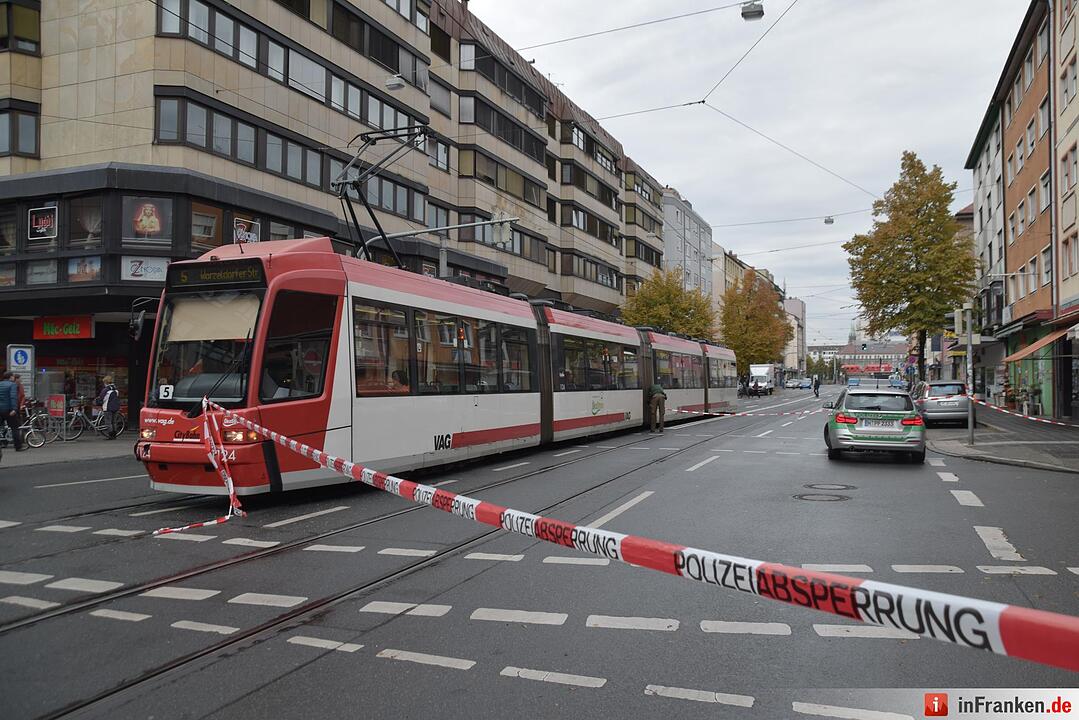 Nürnberg-Südstadt: Pkw rammt Straßenbahn