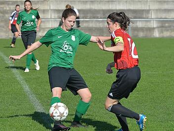 Die erfolgsverwöhnten Fußballerinnen des TSV Lonnerstadt - hier Kapitänin Verena Haberkamm und Kim Kißler (grüne Trikots, v. l.) - bekommen einen neuen Trainer. Foto: Archiv