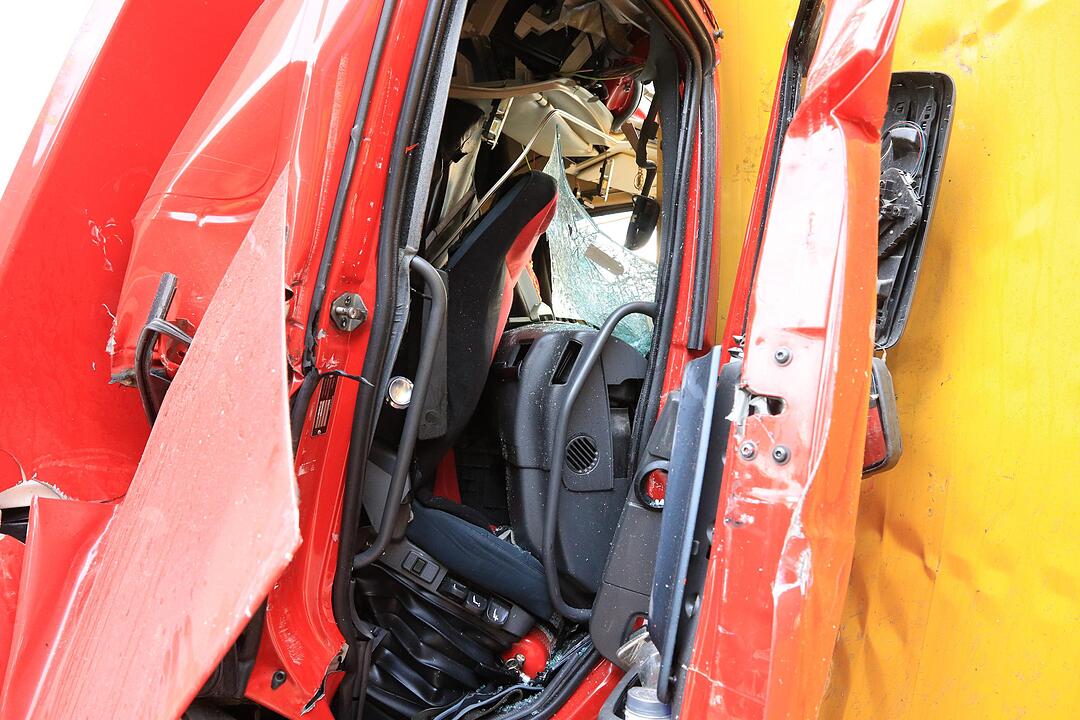 A3 bei Schlüsselfeld: Zwei Personen bei Lkw-Crash eingeklemmt