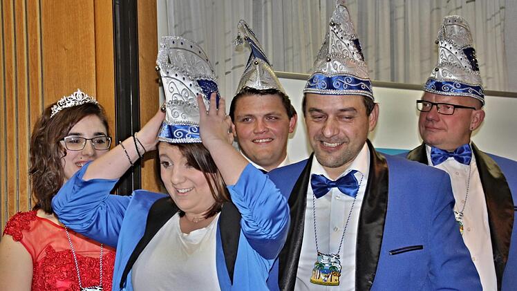 Die einzige Dame im Sechserrat, Sarah Schmidtlein (2. von links), erhält Jacke und Narrenkappe. Das verfolgen (von links): Christina I, Maximillian I, Matthias Sperber und Steffen Neubauer. Foto: Helmut Will