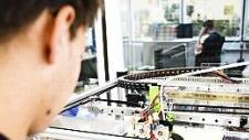 Technik hinterm Essen: Azubis in der Lebensmittelindustrie sind längst am 3D-Drucker aktiv. Foto: NGG