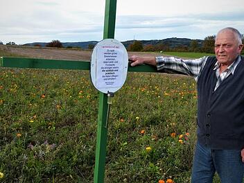 BBV-Obmann Adolf Hildner brachte an einem "Grünen Kreuz" das Schild mit dem Text "Landwirtschaft ade! ..." an. Foto: Werner Reißaus