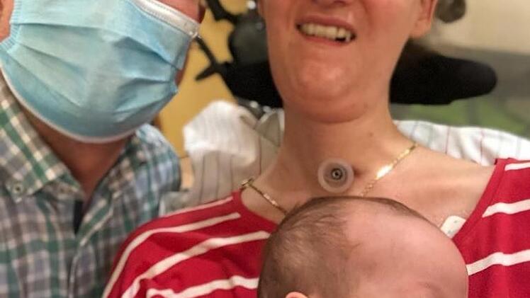 Laurena grinst glücklich - ein schöner Moment auf für die vom Schicksal gebeutelten Eltern: Tobias und Juliane Kuhnlein.