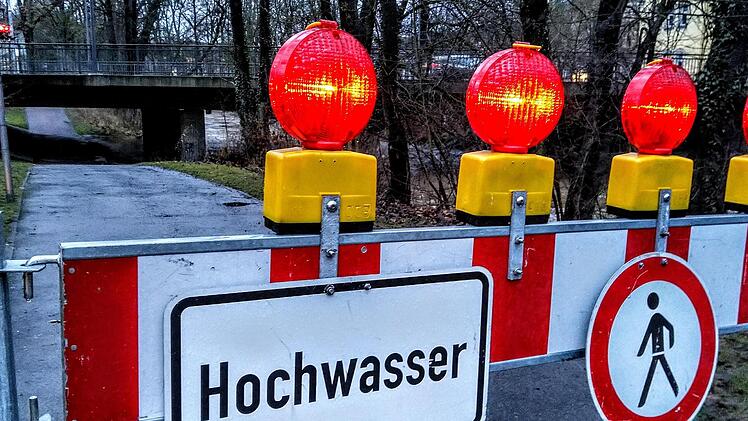 Wegen des Hochwassers war der Fußweg unter der Itzbrücke in der Coburger Lossaustraße gesperrt.