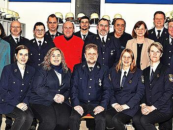 Die gew&auml;hlte Vorstandschaft der Freiwilligen Feuerwehr von Neuses am Main mit ihren F&uuml;hrungskr&auml;ften, Kreisbrandrat Thilo Kraus, B&uuml;rgermeisterin Christine Frie&szlig;, Vertretern der Stadt und der St&uuml;tzpunktwehr, dem Ehrenvorsitzenden Reinhold Sterzer un...