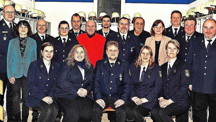 Die gew&auml;hlte Vorstandschaft der Freiwilligen Feuerwehr von Neuses am Main mit ihren F&uuml;hrungskr&auml;ften, Kreisbrandrat Thilo Kraus, B&uuml;rgermeisterin Christine Frie&szlig;, Vertretern der Stadt und der St&uuml;tzpunktwehr, dem Ehrenvorsitzenden Reinhold Sterzer un...