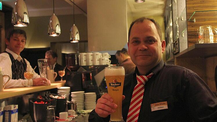 Der Wirt nimmt auch einen kräftigen Schluck auf die feierliche Eröffnung.