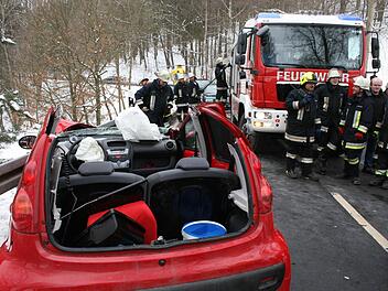 Das Dach des Kleinwagens wurde abgenommen. Im Hintergrund das Fahrzeug der Mitwitzer Feuerwehr und der Rettungshubschrauber.