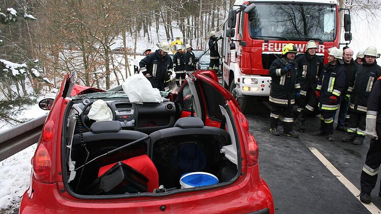 Das Dach des Kleinwagens wurde abgenommen. Im Hintergrund das Fahrzeug der Mitwitzer Feuerwehr und der Rettungshubschrauber.