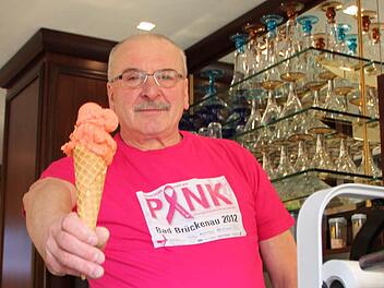 Pinkes Eis passend zur Aktion: Das Eiscafé Bassanese ist einer der Werbepartner des Pinklaufs. Foto: Ulrike Müller