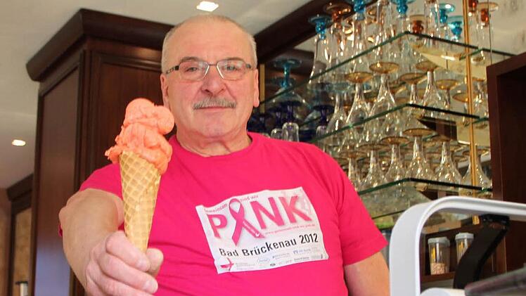 Pinkes Eis passend zur Aktion: Das Eiscafé Bassanese ist einer der Werbepartner des Pinklaufs. Foto: Ulrike Müller
