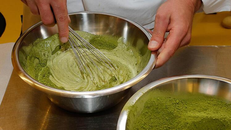 Diese wird dann mit dem grünen Matcha-Pulver vermischt.