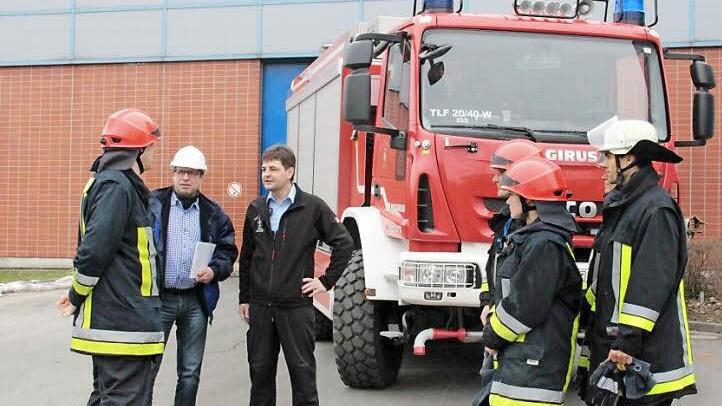 Lagebesprechung am MHKW: Bastian Seelmann als Gruppenführer im Gespräch mit dem Betriebsleiter Elektro, Norbert Kühn, und Stadtbrandrat Ingolf Stökl (links). Jürgen Seyffert, Stefan Sternitzke, Melanie Stoye und Samir Al Talli komplettieren die Sicherheitswacht am Donnerstagvormittag. Foto: Simone Bastian