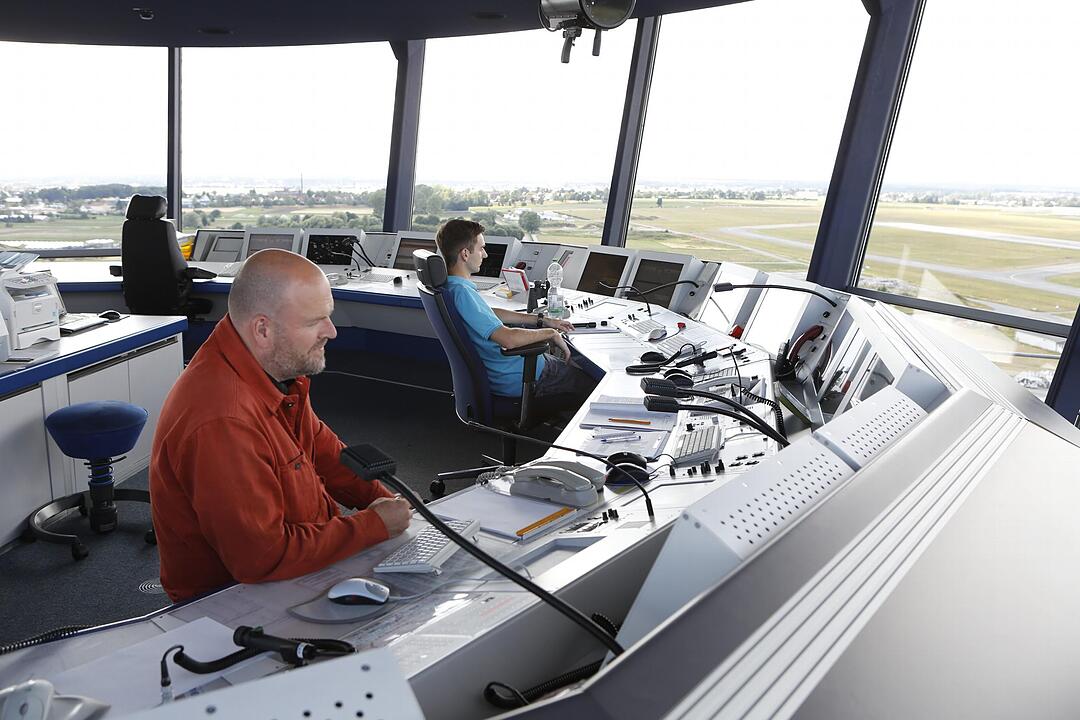 Der Tower: Der Arbeitsplatz mit der schönsten Rundumsicht: Im Tower des Nürnberger Flughafens haben die Mitarbeiter der deutschen Flugsicherung einen phantastischen Rundumblick über ganz Nürnberg bis weit in die Fränkische Schweiz. Ihre Aufgabe: Die Überwachung des Luftraums.  Hier wird entschieden, wer in Nürnberg starten und landen darf.