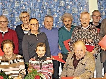 Zahlreiche Ehrungen gab es bei der Jahresversammlung des SPD-Ortsvereins Memmelsdorf. Vorne von links: Erna Humann, Barbara Koch und das neu ernannte Ehrenmitglied Günter Jakelski. Hinten von links: Dieter Schwierzke, Herbert Heubisch, Susanne Kastner, Manfred Michel, Helmut Eller, Günter Müller, Herbert Aßfalg, Oswald Frembs, Helmut Dietz und Klaus Absmann.  Foto: Helmut Will